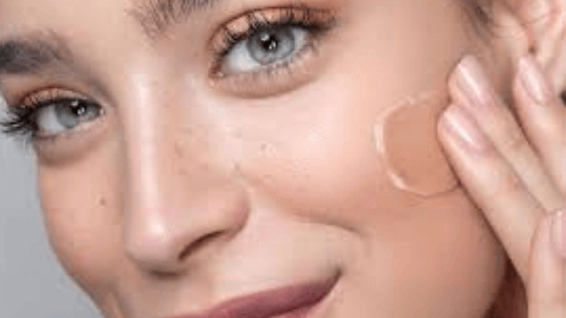 Femme qui s'applique une crème sur le visage